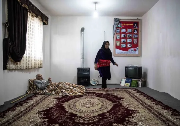 پس از انتشار وضعیت زندگی نامناسب پدر شهید اصغری با حضور مسئولان بنیاد شهید و استانداری مازندران و اقدامات لازم برای ایجاد شرایط زندگی اولیه پدر شهید اصغری امروز وارد منزل جدید شد.