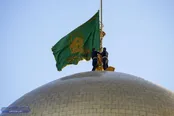 تعویض پرچم گنبد حرم رضوی پس از ۴۰ روز عزای عمومی