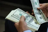 سرگردانی مردم در بانک‌ها؛ حواله خریداران دلار با کارت ملی به فردا / نظارت سرزده بانک مرکزی کجاست؟