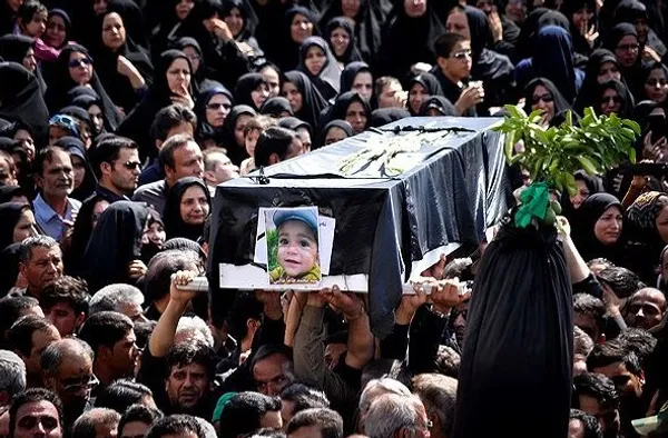 وداع با قربانیان سانحه هوایی تهران - مراسم تشییع پیکر جان&zwnj;باختگان سانحه سقوط هواپیمای مسافری تهران ـ طبس صبح پنجشنبه با حضور گسترده مردم در طبس برگزار شد./FNA
