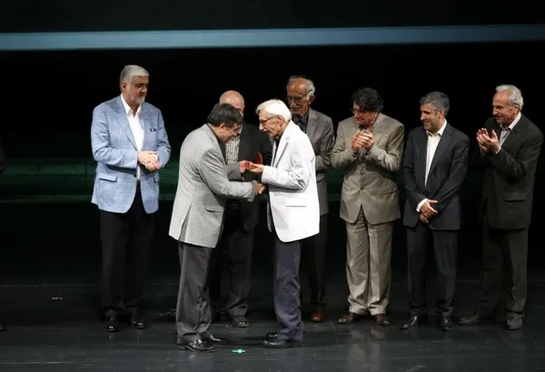 مراسم دهمین سالگرد تاسیس صندوق اعتبار هنرمندان، نویسندگان و روزنامه نگاران (هنر) عصر روز شنبه با حضور &laquo;علی جنتی&raquo; وزیر فرهنگ و ارشاد اسلامی و هنرمندان پبش کسوت در تالار وحدت برگزار شد./IRNA
