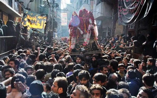 درعزاداری اربعین شیعیان پاکستان در شهر لاهور بر اثر انفجار بمب نزدیک به ۳۰ نفر کشته و مجروح شدند Xinhua/Sajjad