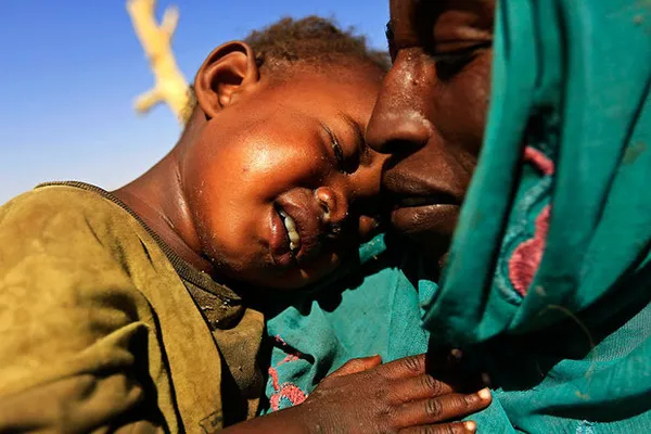 زن و کودک سودانی در اردوگاه مخصوص آوارگان با نام اردوگاه &laquo;زمزم&raquo;.
