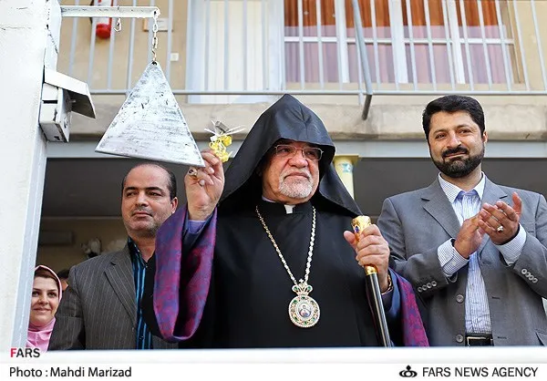 نواختن زنگ مدرسه ارامنه رستم توسط اسقف اعظم ارامنه ایران