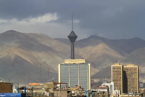 نمایی از برج میلاد در شمال غرب تهران از ارتفاع بزرگراه خلیج فارس