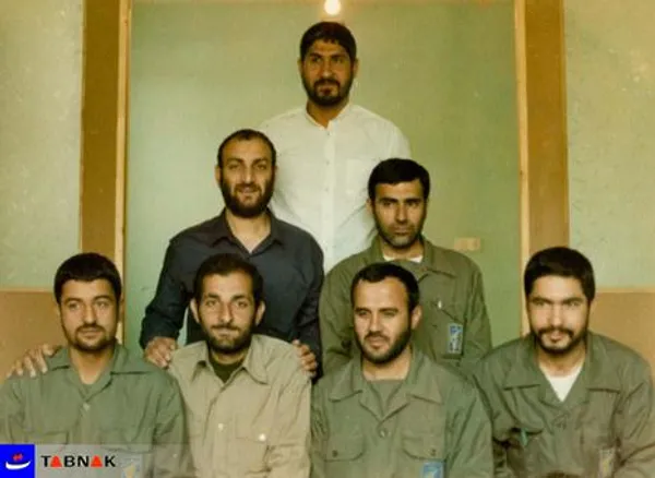 26 اردیبهشت سال 1363 نشسته از راست به چپ: برادران اصغر کاظمی، رشید، مهدی باکری، عزیز جعفری ردیف دوم از راست به چپ: برادران هواشمی،
غلامپور 
ردیف سوم: برادر کوسه چی