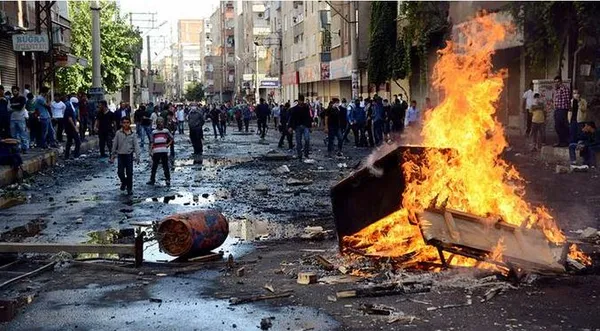 در تظاهرات کرد&zwnj;ها در ترکیه دست&zwnj;کم دوازده تن &zwnj;کشته شدند. برخورد خشن پلیس ترکیه موج خشم و انتقاد را به همراه داشت&zwnj;. شدت درگیری بین پلیس و تظاهرکنندگان در دیاربکر بیشتر از دیگر نقاط بود. بر پایه گزارش&zwnj;های رسیده، دست&zwnj;کم هشت تن از کردهای شرکت&zwnj;کننده در تظاهرات این شهر در اثر یورش پلیس جان باخته&zwnj;اند. /DW