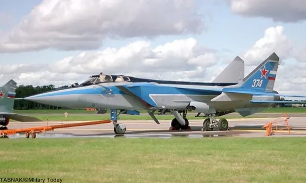 Nr.7 Mikoyan MiG-31 (Russia).میگ-۳۱ (به روسی: МиГ-31) (نام ناتو: فاکس&zwnj;هاوند Foxhound)، یک هواپیمای رهگیر مافوق صوت است که توسط شرکت میکویان در شوروی به عنوان جایگزین جنگنده میگ-۲۵ فاکسبَت ساخته شد. دفتر طراحی میکویان این جنگنده را بر اساس میگ-۲۵ طراحی کرده&zwnj;است. میگ-۳۱ اولین پرواز خود را در سال ۱۹۷۵ انجام داد و از سال ۱۹۸۲ وارد خدمت فعال نظامی در ارتش شوروی شد و تا زمان فروپاشی شوروی، پیشرفته&zwnj;ترین هواپیمای رهگیر این کشور بود.میگ ۳۱ تواناترین هواپیمای رهگیر دفاع هوایی روس&zwnj;هاست که قابلیت درگیری هم&zwnj;زمان با چندین هدف را دارد. رادار نیرومند زاسلون اس&zwnj;بی&zwnj;آی-۱۶ مهمترین عامل تاثیرگذاری میگ-۳۱ است که در زمان خود قوی&zwnj;ترین رادار جنگنده دنیا محسوب می&zwnj;شد. موتور جدید سولویف دی-۳۰اف۶ هم موجب شده بود تا برد عملیاتی و پارامترهای پروازی اصلی این هواپیما در مقایسه با میگ-۲۵ ارتقا پیدا کند. بدنه و بال&zwnj;های آن هم از میگ-۲۵ قوی&zwnj;تر بود و توانایی پرواز مافوق صوت در ارتفاع پایین را داشت.بهای هر فروند۵۷ الی۶۰ میلیون دلار