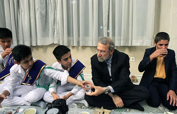 علی لاریجانی رئیس مجلس شورای اسلامی یکشنبه ۸ تیر مصادف با اول ماه مبارک رمضان در یک مراسم افطاری میزبان ایتام و خانواده&zwnj;های کمیته امداد امام خمینی (ره) و بهزیستی بود./ICANA
