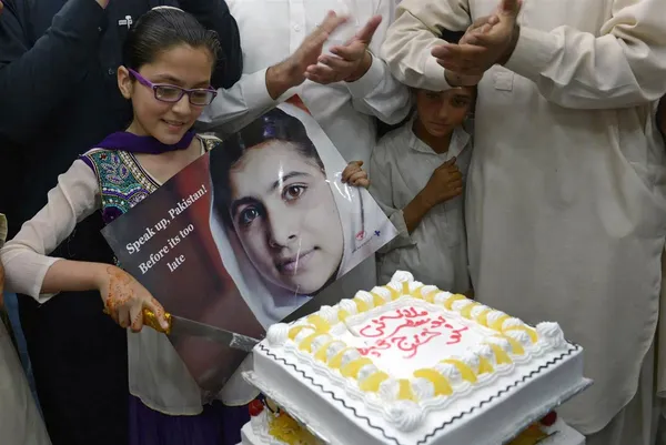 کمیته نوبل در نروژ روز جمعه، ۱۸ مهرماه، اعلام کرد که جایزه نوبل صلح سال ۲۰۱۴ را به دو شخصیت پاکستانی و هندی، ملاله یوسف&zwnj;زی و کایلاش ساتیارتی، تقدیم می&zwnj;کند.به این ترتیب ملاله یوسف&zwnj;زی، فعال اجتماعی پاکستانی، با ۱۷ سال سن جوان&zwnj;ترین شخصیتی خواهد بود که تاکنون نوبل صلح را دریافت کرده است./A MAJEED / AFP - GETTY IMAGES
