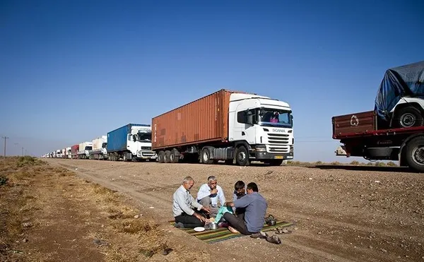 ۵۰ لیتر گازوئیل با قیمت ۲۵۰ تومان بابت ترانزیت کالا به کامیون&zwnj;های مرز دوغارون داده می&zwnj;شد. اما در چند روز اخیر این مبلغ به ۲۵۰۰ تومان افزایش پیدا کرده است. رانندگان ترانزیت گمرک دوقارون واقع در خراسان رضوی، ۲ روز است دست به اعتصاب زده&zwnj;اند./TASNIM
