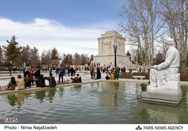 مسافران نوروزی در کنار آرامگاه فردوسی در طوس.	شنبه 3 فرودین 1392