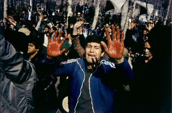 روز قبل از بازگشت خمینی، روزی آفتابی که با کشته شدن یک دانش آموز توسط یکی از نیروهای گارد شاه به ضرب گلوله، غم انگیز شده است