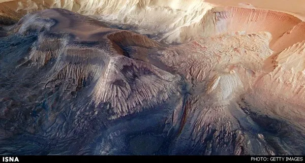 دره عمیق Hebes Chasma