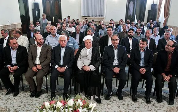 جمعی از آزادگان دفاع مقدس ظهر یکشنبه با آیت الله هاشمی رئیس مجمع تشخیص مصلحت نظام دیدار و گفتگو کردند./MEHR

