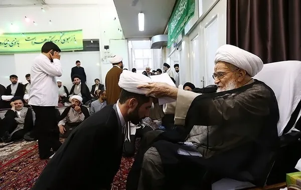 مراسم عمامه گذاری توسط آیت الله صافی گلپایگانی/TASNIM
