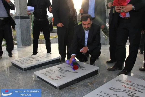 حضور محسن رضایی در گلزار شهدای آستانه اشرفیه و ادای احترام به مقام شامخ شهدای دفاع مقدس و دیدار با خانواده های محترم شهدا
