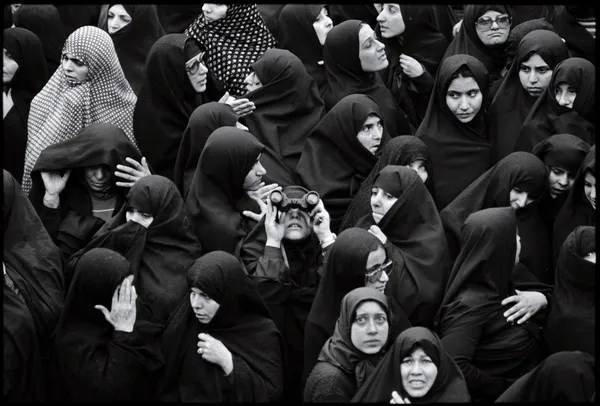 این همان تصویری است که عکاس از راز آلود بودنش سخن می&zwnj;گوید و آن را برگزیده ترین عکس خود از مجموعه تصاویر انقلاب ایران معرفی می&zwnj;کند