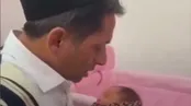 حرکت عجیب به جای اذان گفتن در گوش نوزاد!