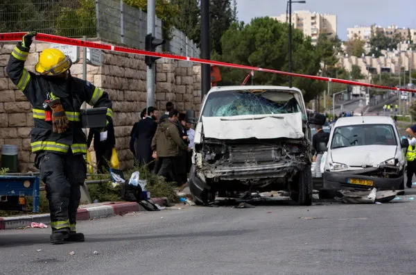 یک جوان فلسطینی طی یک عملیات شهادت&zwnj;طلبانه&nbsp;در قدس شرقی، یک صهیونیست را به هلاکت رساند و ۱۳ صهیونیست را زخمی کرد. راننده فلسطینی نیز بر اثر شلیک نظامیان صهیونیست به شهادت رسید.&nbsp;/AP
