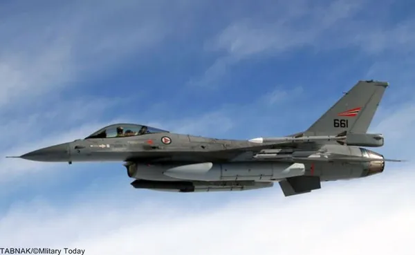 Nr.8 Lockheed Martin F-16 Fighting Falcon (USA).جنرال داینامیکس اف-۱۶ فایتینگ فالکن (به انگلیسی: General Dynamics F-16 Fighting Falcon)، به معنای شاهین مبارز، جت جنگنده تک&zwnj;موتوره چندمنظوره مافوق صوت است که شرکت جنرال داینامیکس به سفارش دولت ایالات متحده امریکا در دهه ۱۹۷۰ طراحی کرد. اولین پرواز این هواپیما در سال ۱۹۷۴ انجام شده و چهار سال بعد وارد فعالیت رسمی در ارتش آمریکا شد. از سال ۱۹۹۳ در پی فروش شرکت هواپیمایی جنرال داینامیکس به شرکت لاکهید این هواپیما در لاکهید مارتین تولید می&zwnj;شود. این هواپیما چندکارگی بالایی داشته و قابلیت اجرای ماموریت&zwnj;های مختلف هوابه&zwnj;هوا، هوابه&zwnj;زمین و شناسایی را دارد.اف-۱۶ به عنوان یک جنگنده سبک و ساده و ارزان برای نیروی هوایی آمریکا طراحی شده که بتوان تعداد زیادی از آن را در اختیار داشته و از این طریق برتری هوایی را به دست&zwnj; آورد. تاکنون بیش از ۴۵۰۰ فروند از این هواپیما تولید شده و آخرین خریدار آن نیز عراق است که ۱۸ فروند اف-۱۶ سفارش داده است.در مجموع ۲۵ کشور از این هواپیما استفاده می&zwnj;کنند و مدل&zwnj;هائی از آن در ژاپن و ترکیه هم تولید می&zwnj;شود.بهای هر فروند بیش از ۱۸ میلیون دلار