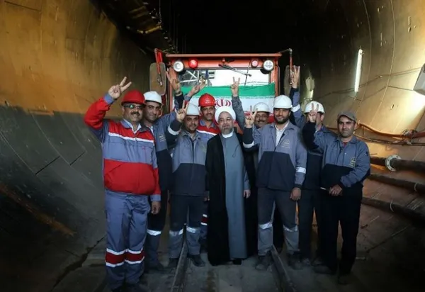 حجت الاسلام حسن روحانی در دومین روز از سفر به استان خراسان رضوی&zwnj; با حضور در محل کارگاه حفاری پروژه خط دو قطار شهری مشهد در منطقه رضاشهر از بخش&zwnj;های گوناگون این پروژه بازدید کرد./President O.W
