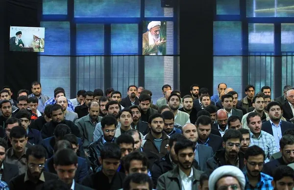 آیت الله محمدرضا مهدوی&zwnj;کنی رئیس مجلس خبرگان رهبری صبح روز سه شنبه درگذشت. پیکر مطهر ایشان پس از تشییع از بیمارستان به دانشگاه امام صادق(ع) منتقل شد تا پس از انجام عزاداری و تشریفات، روز پنجشنبه پس از اقامه نماز توسط رهبر انقلاب در شهر ری به خاک سپرده شوند./TABNAK
