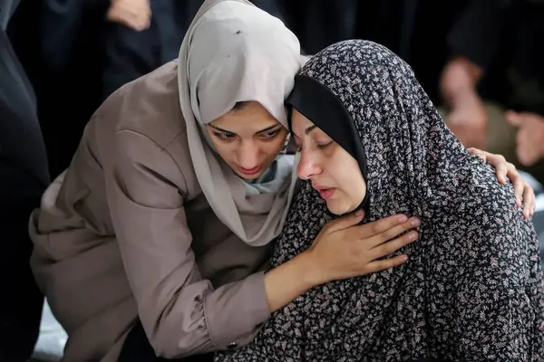رفح، نوار غزه ـ عزاداران در مراسم تشییع جنازه شهدا 