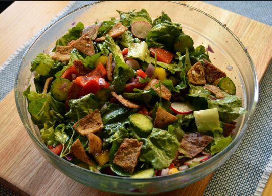 خوراک Fattoush: این خوراک نوعی سالاد حاوی انواع سبزیجات است که همراه با نان پیتا سرو می‌شود و مصرف آن درکشور‌های لبنان و عربی رواج دارد.