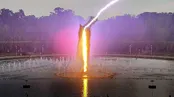 لحظه برخورد صاعقه با فواره آب و آتش عظیم