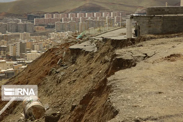 بارندگی زیا پارسال و رانش زمین در دامنه کوه آبیدر سننددج