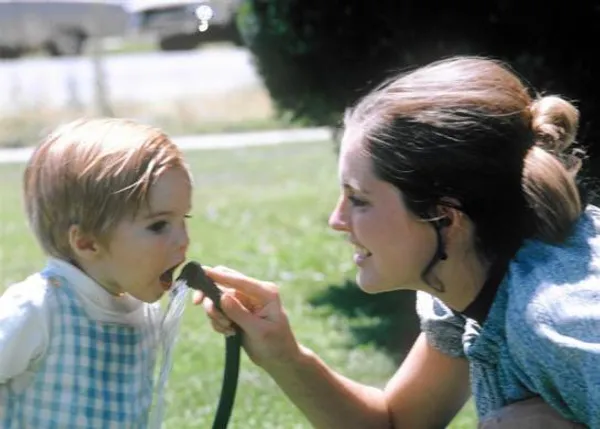 1971
تگ رامنی پسر بزرگ میت رامنی و مادرش ان
REUTERS/Romney for President
