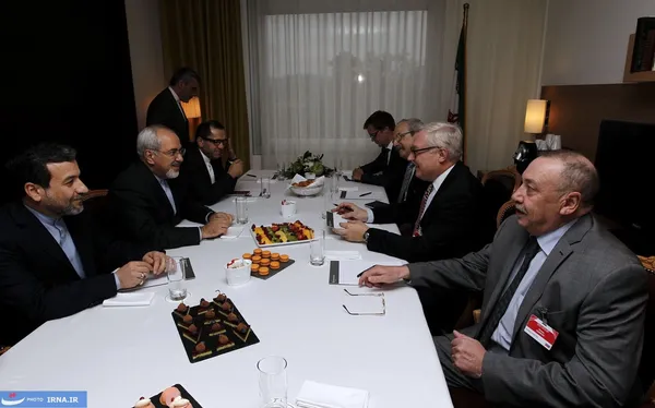 سرگئی ریابکوف معاون وزیر امور خارجه روسیه با دکتر &laquo;محمدجواد ظریف&raquo; وزیر امور خارجه کشورمان در هتل اینترکنتیننتال ژنو (محل اقامت هیات ایرانی) دیدار کرد