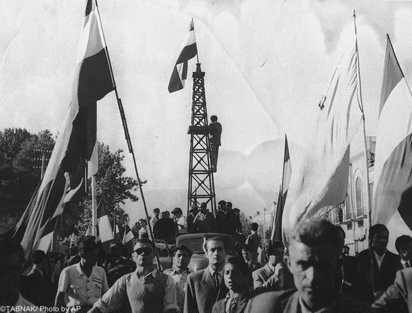 حمل ماکت دکل نفت در تظاهرات مربوط به سال ۱۳۲۹ توسط معترضین و در جریان درگیریهای مخالفین و موافقین ملی شدن صنعت نفت.