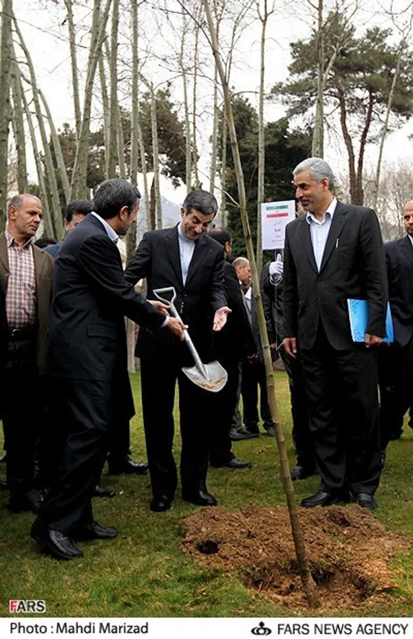 تعارف بیل بین رئیس جمهور و اسفندیار رحیم مشایی برای کاشت درخت در روز درختکاری و در حاشیه مراسم غرس نهال صلح و دوستی توسط  رئیس جمهور با حضور سفرای کشورهای خارجی،  سه شنبه ۱۵-۱۲-۹۱