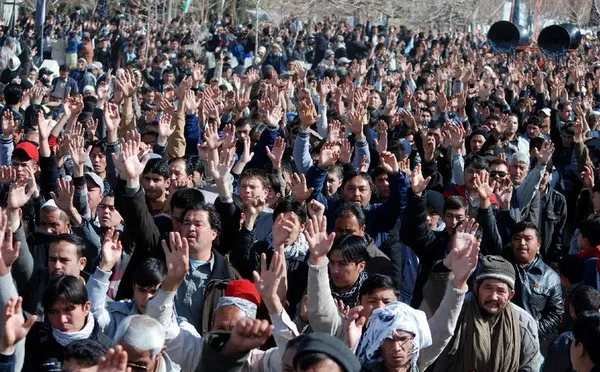  اقوام قربانیان بمب&zwnj;گذاری بلوچستان پاکستان با انتقاد از عملکرد دولت این کشور در مبارزه با شبه&zwnj;نظامیان القاعده از دفن کشته&zwnj;&zwnj;های خود امتناع کردند/xinhua
