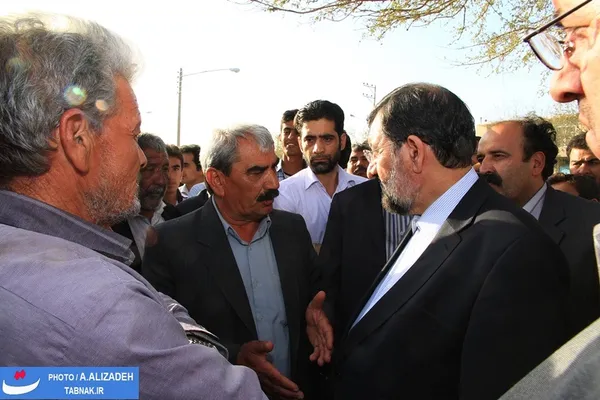 گفت&zwnj;وگو صمیمی با مردم  زحمتکش و کشاورز شفیع آباد در مسیر شهرستان بردسکن