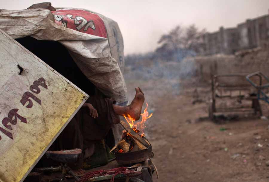 کابل؛ افغانستان
یک بی خانمان افغان در حال گرم کردن پای خود
