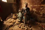 3 فوریه 2011/ یکی از معترضان مصری که در جریان یک راهپیمایی اعتراضی در قاهره مجروح شده/ Photo by Peter Macdiarmid/Getty Images