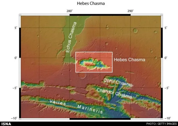 دره Hebes Chasma در 300 کیلومتری شمال دره&zwnj;واره مارینر قرار دارد
