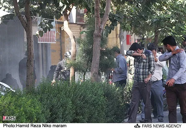 حضور نیروی انتظامی در خیابان کاشانی برای دستگیری سارقان طلافروشی