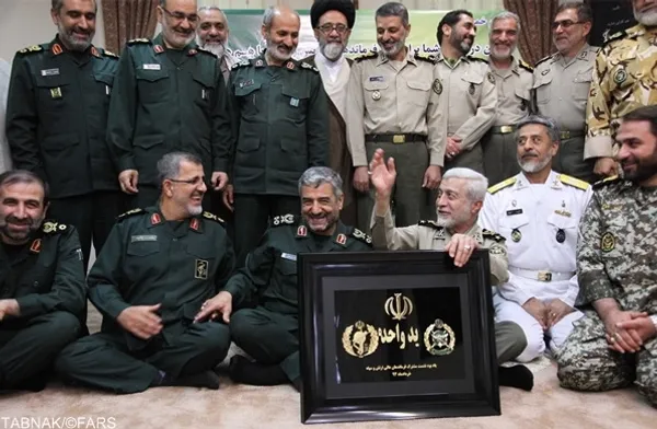 در این دیدار، برخلاف جلسات رسمی، فرماندهان برروی زمین نشستند و با هم عکس یادگاری گرفتند.