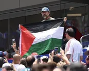 پرچم فلسطین در دست خاویر باردم در جام جهانی