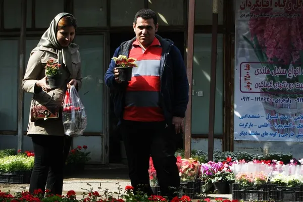 خرید گل و گیاه در آستانه نوروز در بازار گل و گیاه محلاتی تهران رونق گرفته است./IRNA
