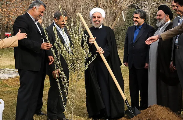 کاشت نهال توسط رییس&zwnj;جمهوری در روز ملی جشن درختکاری/ ایسنا
