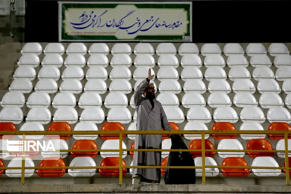 جمع&zwnj;آوری زباله&zwnj;های ورزشگاه در جریان بازی دیروز  استقلال و گل&zwnj;ریحان البری توسط یک روحانی