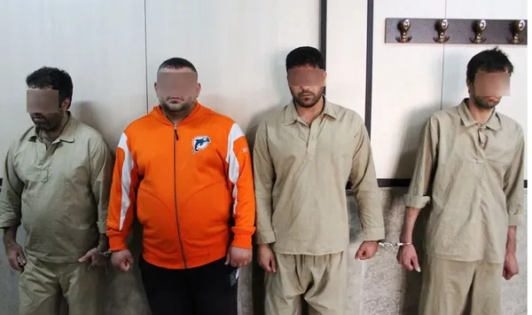 باند آدم ربایان پایتخت با تلاش پلیس آگاهی تهران بزرگ دستگیر شدند.سرهنگ محمدیان در مصاحبه با خبرنگاران گفت: اول آذر امسال به پلیس آگاهی تهران اطلاع داده شد که فردی ۲۳ ساله ربوده شده است و ربایندگان با مهلت ۴۸ ساعته خواستار دریافت یک میلیارد تومان پول شده بودند. وی گفت: آدم ربایان اعلام کرده بودند در صورت دریافت نکردن مبلغ درخواستی گروگان را خواهند کشت. سرهنگ محمدیان با اشاره به آزادشدن گروگان ۴۸ ساعت پس از ربایش، افزود: ربایندگان از بیم بازداشت و اقدامات پلیس، گروگان خود را آزاد کردند اما با تحقیقات فنی پلیس چهار نفر از عوامل دخیل در این آدم ربایی در ۲۳ دی و در عملیاتی همزمان در چهار منطقه تهران و حومه بازداشت شدند. رئیس پلیس آگاهی تهران بزرگ گفت: با توجه به شواهد و قرائن موجود جرم آدم ربایی صورت گرفته و مجازات سنگینی در انتظار عاملان و مسببان این حادثه است./MNA
