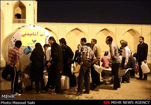 ماجرای اعتراض کشاورزان اصفهانی به حقابه خود علاوه بر دخالت پلیس در این شهر منجر به ابجاد مشسکلاتی در یزد شد. با قطع آب زاینده رود در روزهای ابتدایی هفته، مردم استان یزد با بحران آب آشامیدنی مواجه شده اند. یکشنبه ۱۳-۱۲-۹۱