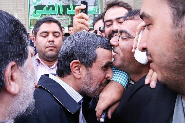 محمود احمدی نژاد در حاشیه مراسم ختم پدر حیدر مصلحی ، وزیر سابق اطلاعات./ISNA
