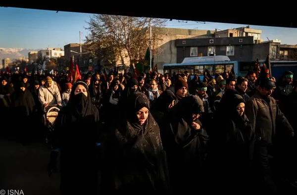 راهپیمایی عزاداران حسینی در بامداد اربعین در تهران 